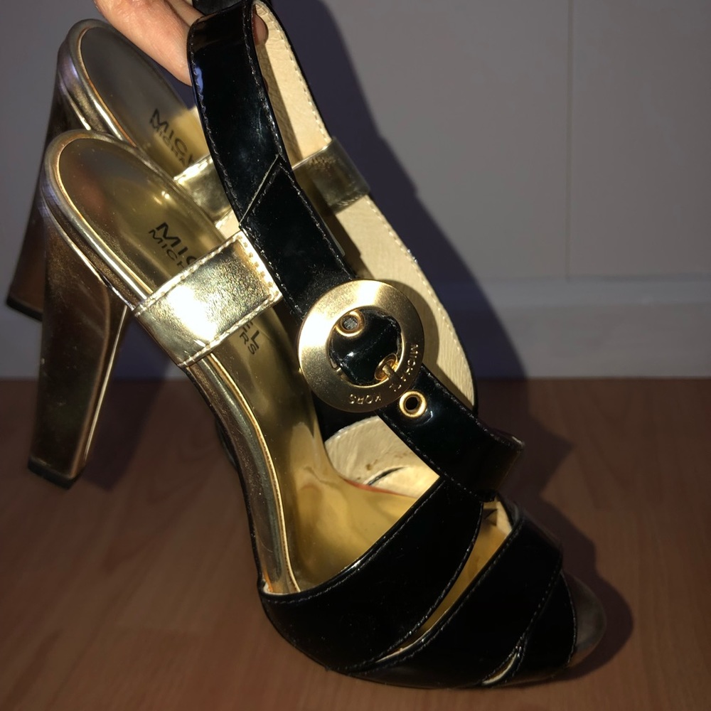 MICHAEL Michael Kors - Black Heels w Gold Details